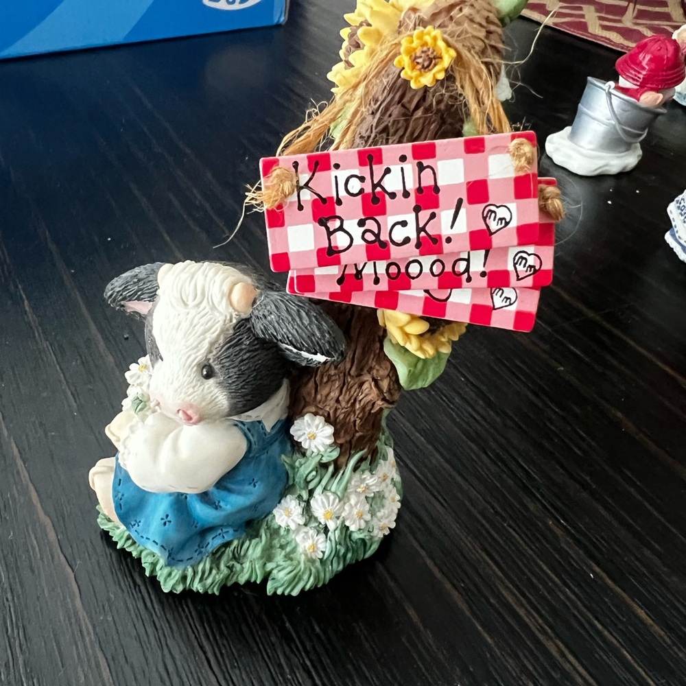 Mary’s Moo Moos “A Message For Moo” Cow Figurine with Changeable Sign